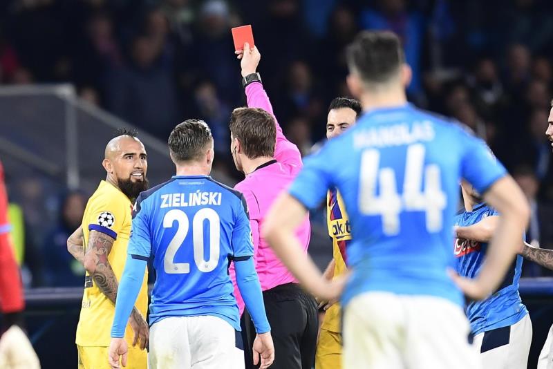 koloni Goneryl obligat Vidal confronted the crowd after his red card