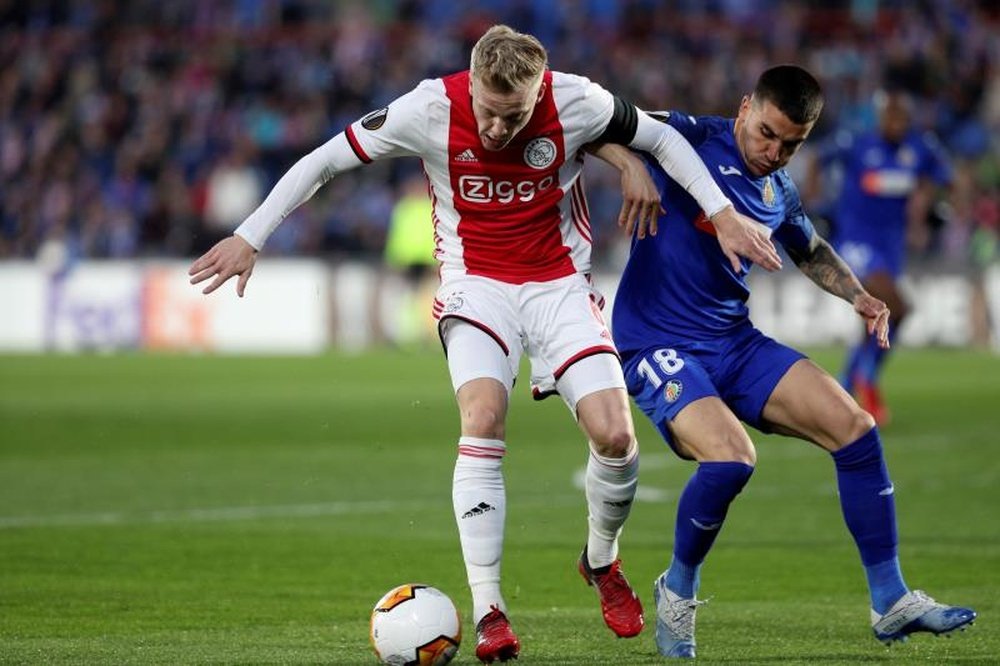 Van de Beek, entre el Madrid y el United. EFE