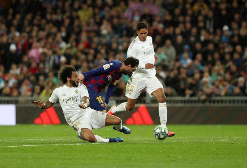 Marcelo le quita un balón a Leo Messi