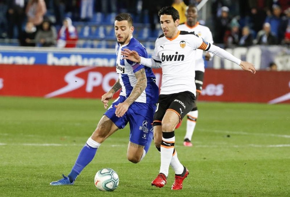 Dani Parejo (R) has been linked with a move to Betis. EFE