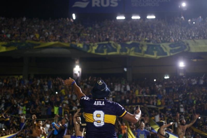 El día que Ábila subió a una alambrada a por una camiseta