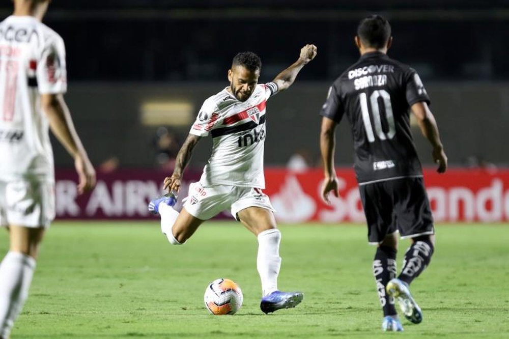 Sao Paulo resurge en otro reto cumplido de la leyenda Dani Alves. EFE/ Thiago Bernardes