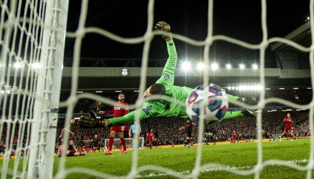 Adrian a fêté le titre avec les joueurs de Liverpool. EFE