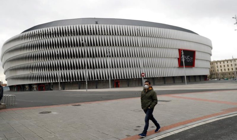 Futebol pode não voltar até 2021. EFE/LUIS TEJIDO