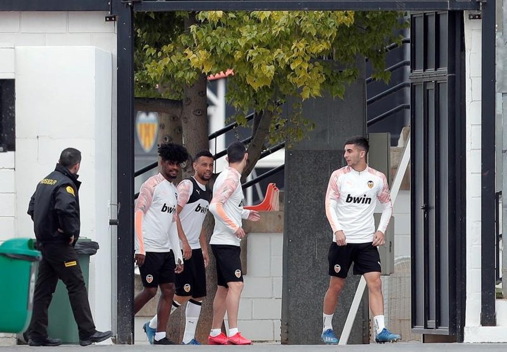 El Valencia tendría 25 contagiados entre jugadores y trabajadores. EFE