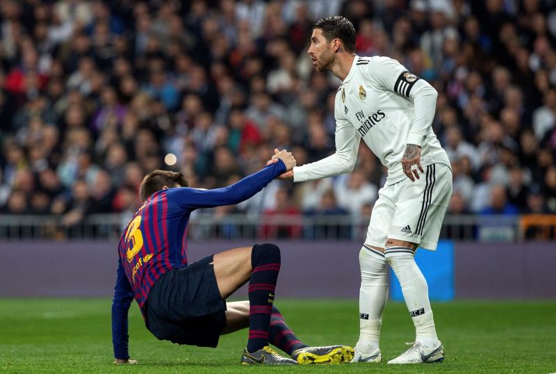 Sergio Ramos ayuda a Piqué a levantarse