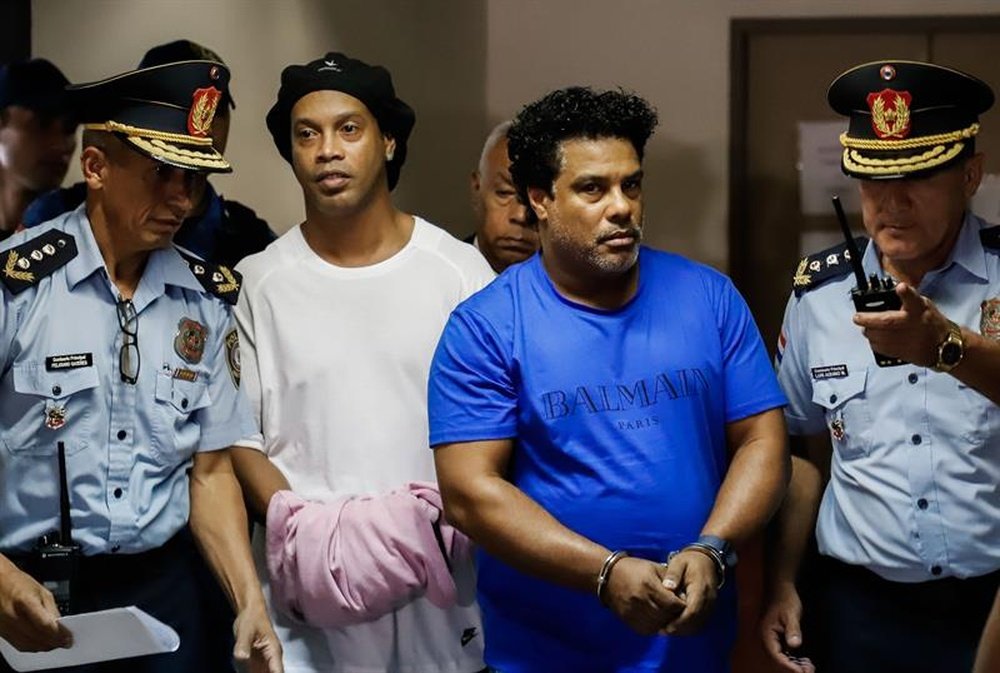 Ronaldinho deixa prisão no Paraguai e vai para prisão domiciliar. EFE