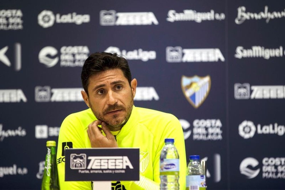Víctor felicitó al Málaga. EFE