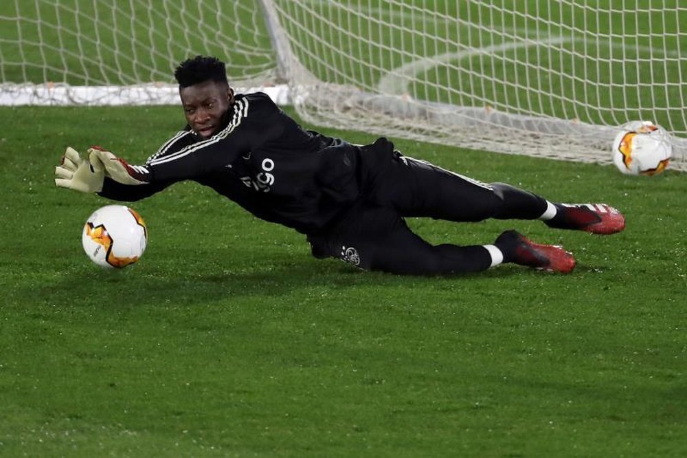 Onana quiso lanzar un penalti en la goleada de su equipo frente al Venlo. EFE