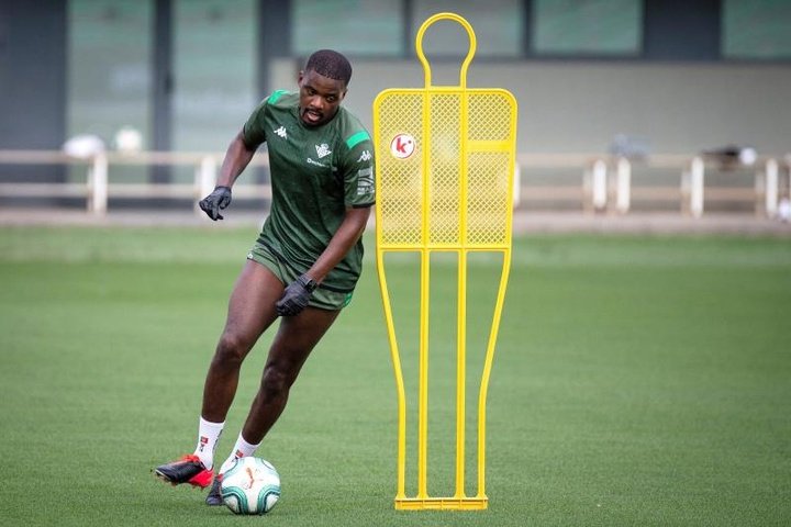 Benfica e Betis avançam em negociação por William Carvalho