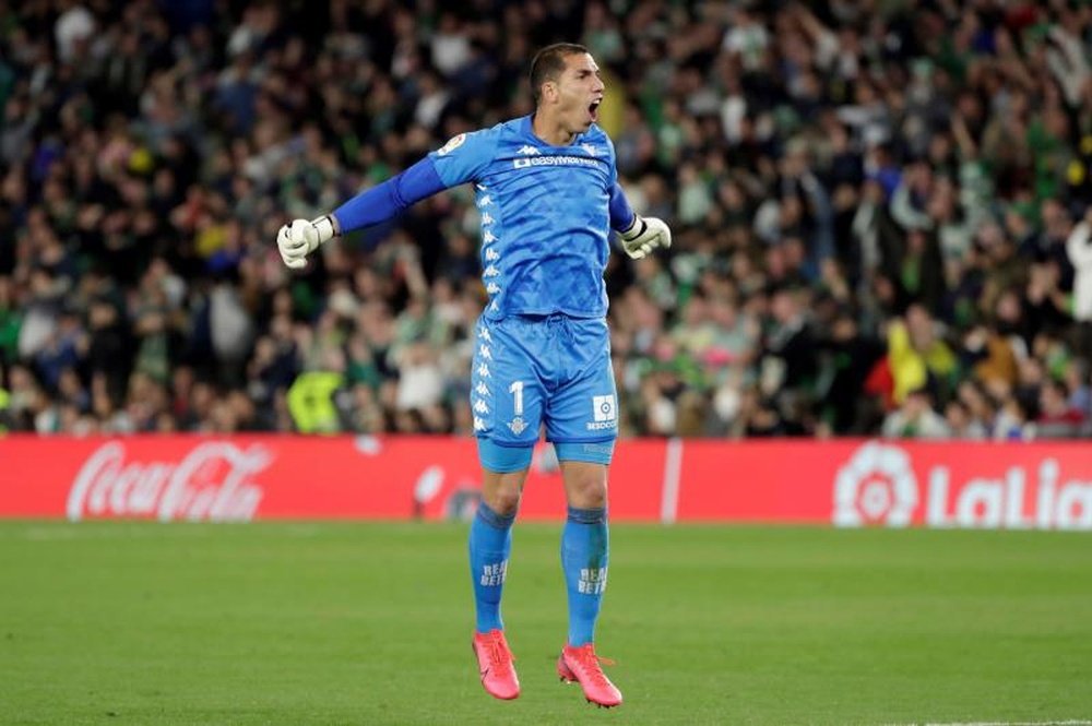 El portero del Real Betis Joel Robles en el estadio Benito Villamarín, en Sevilla. EFE