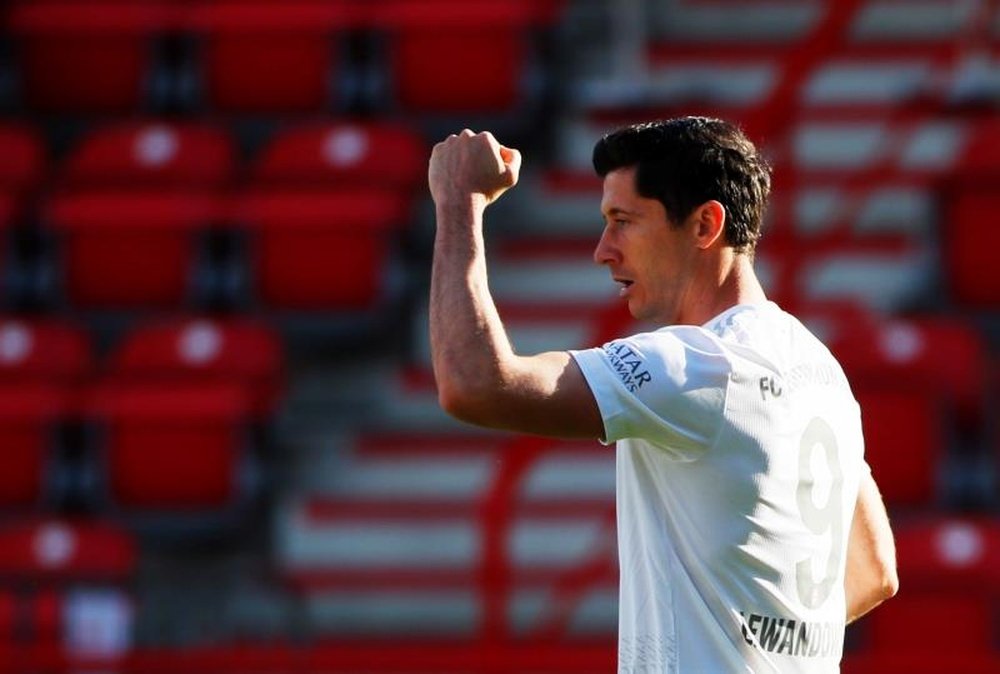 Robert Lewandowski chegou a 26 gols nesta Bundesliga e 40 na temporada. EFE/EPA/HANNIBAL HANSCHKE