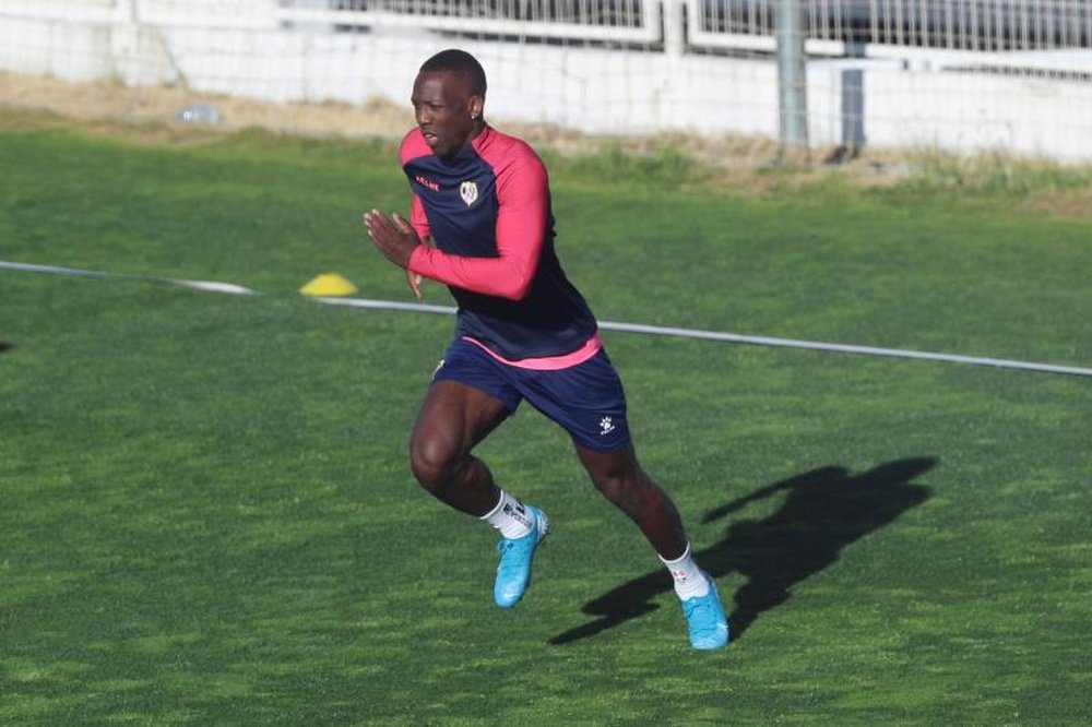 Advíncula marcó el primer gol de la vuelta del fútbol español. EFE