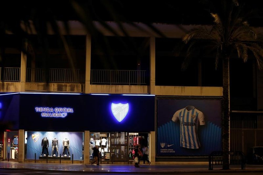 Vista de la tienda oficial del Málaga C.F, en el Estadio de La Rosaleda. EFE