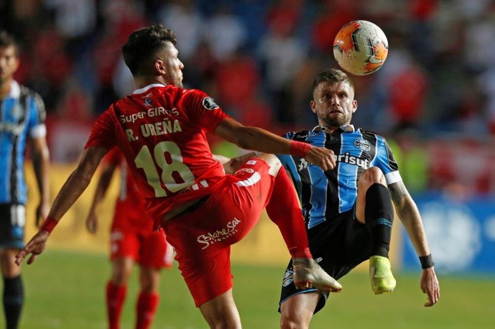 L'Olympique de Marseille tente sa chance pour Caio Henrique. AFP