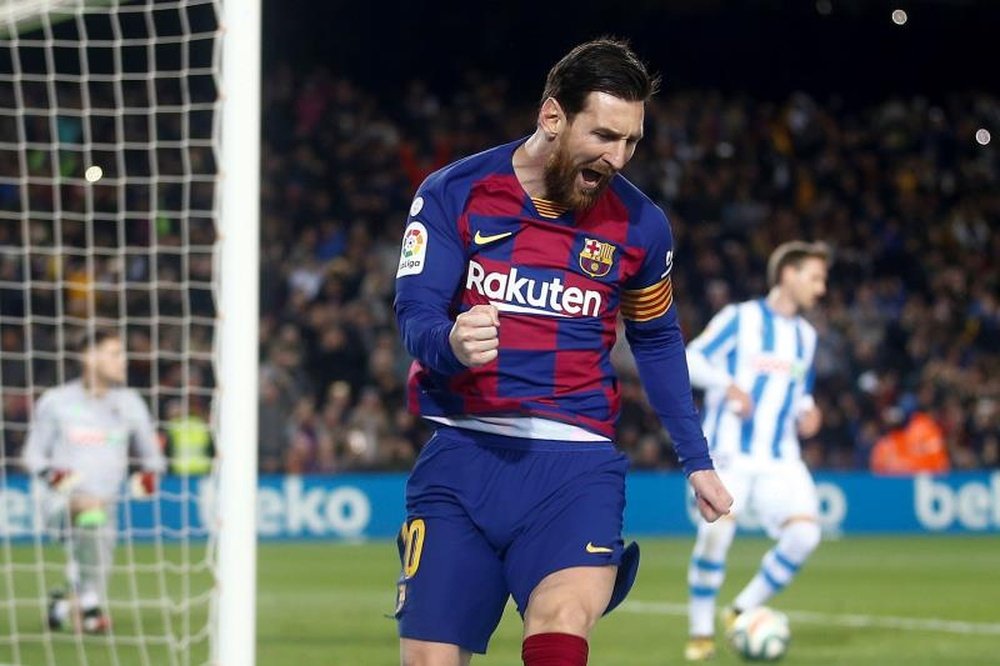 Messi tiene en su mano uno de sus trofeos más preciados. EFE