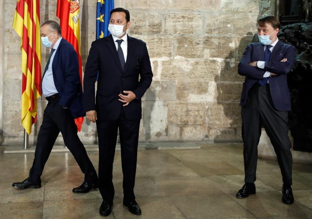 El presidente del Valencia espera que llegue algún refuerzo a Mestalla pronto. EFE