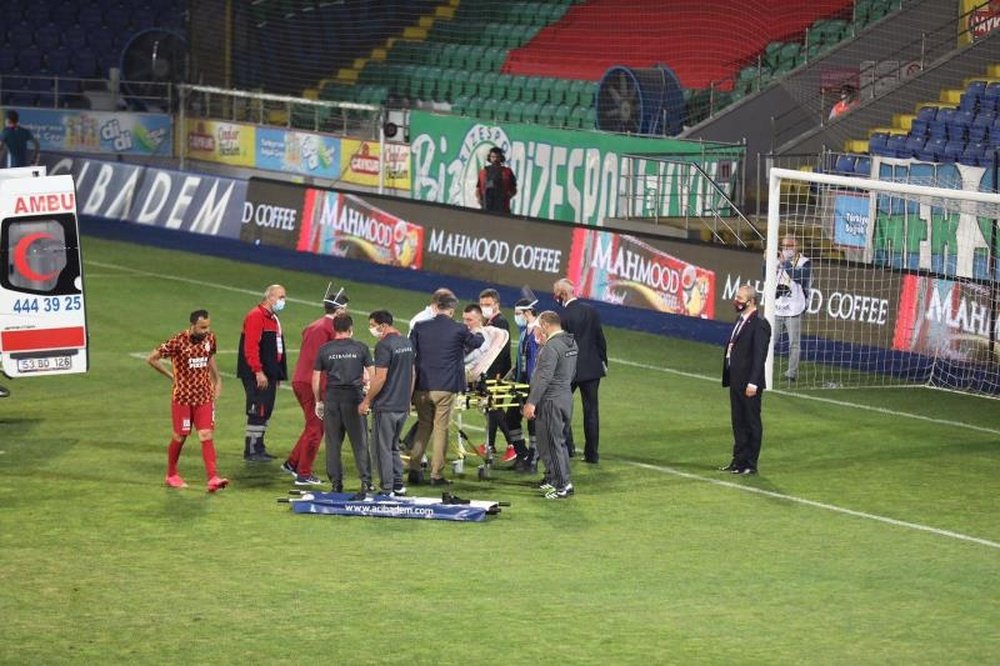 Fernando Muslera teve lesão grave em partida do Galatasaray. EPA/HAKAN BURAK ALTUNOZ/ANADOLU AGENCY