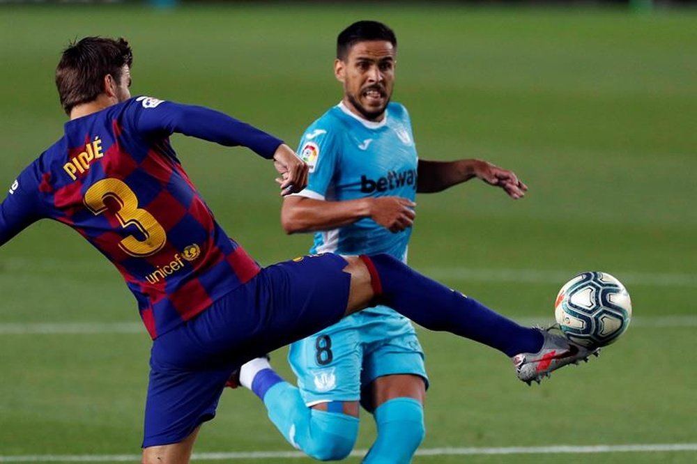 Pique and Recio had an argument after Barca won a penalty. EFE