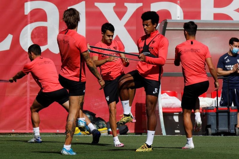 Sevilla announced that a player has tested positive for the coronavirus. EFE