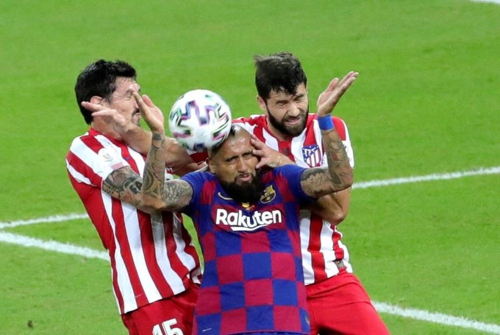 Arturo Vidal (C) was not happy after Real Madrid's victory. EFE