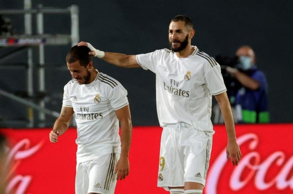 Benzema et Hazard refoulent les pelouses après leurs blessures respectives. EFE