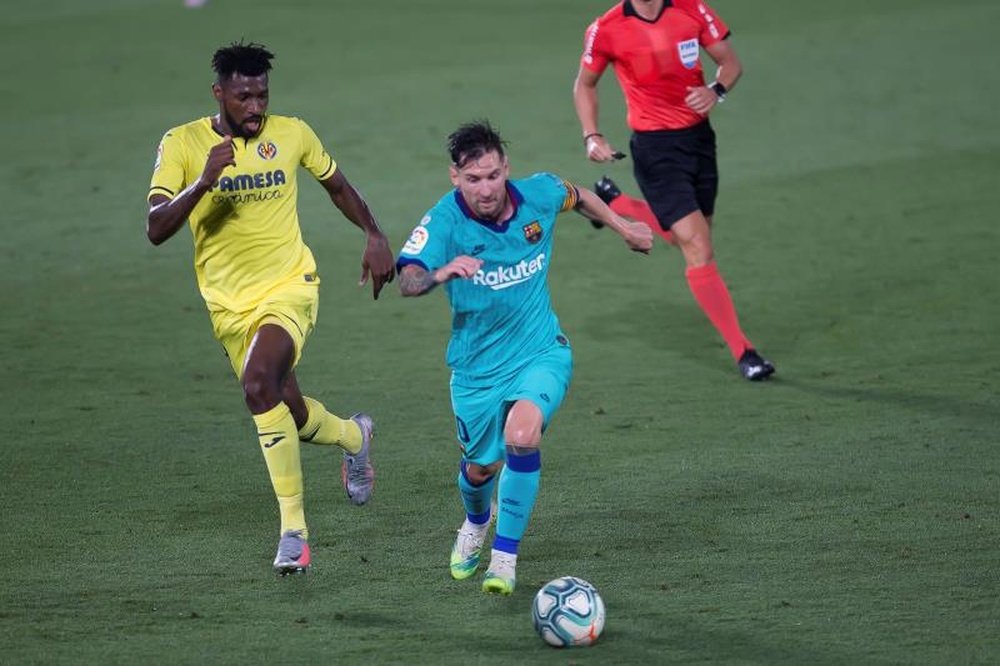 Leo Messi (R) has scored more than 10% of Barcelona's goals in La Liga history. EFE