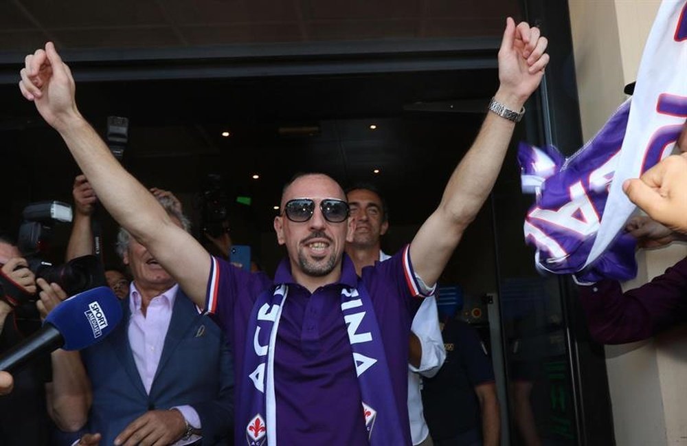 Un groupe de supporters de la Fiorentina tacle Ribéry. efe
