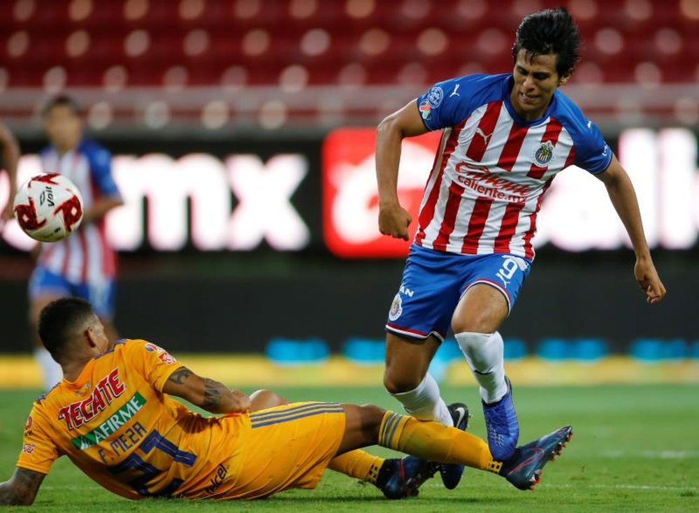 penalties José Juan Macías (d) de Chivas disputa el balón con Francisco Meza.EFE