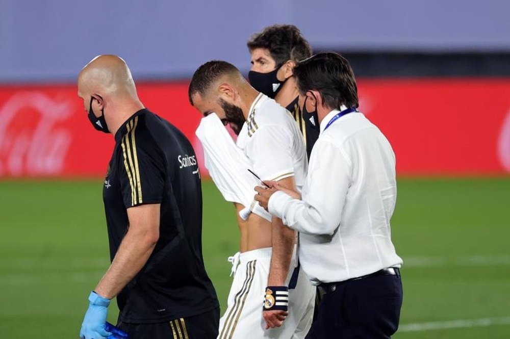 Benzema treina normalmente após ter deixado o jogo com dores. EFE/JuanJo Martín