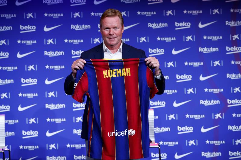Koeman posa con la camiseta del Barça