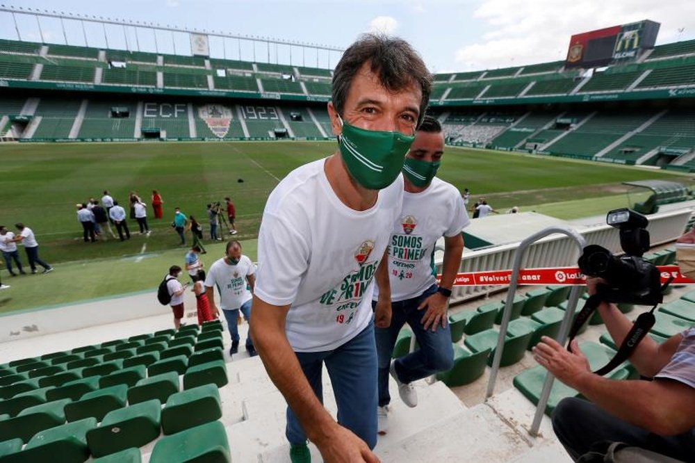 El alcalde de Elche felicitó a Pacheta por el homenaje en su pueblo natal. EFE/Manuel Lorenzo