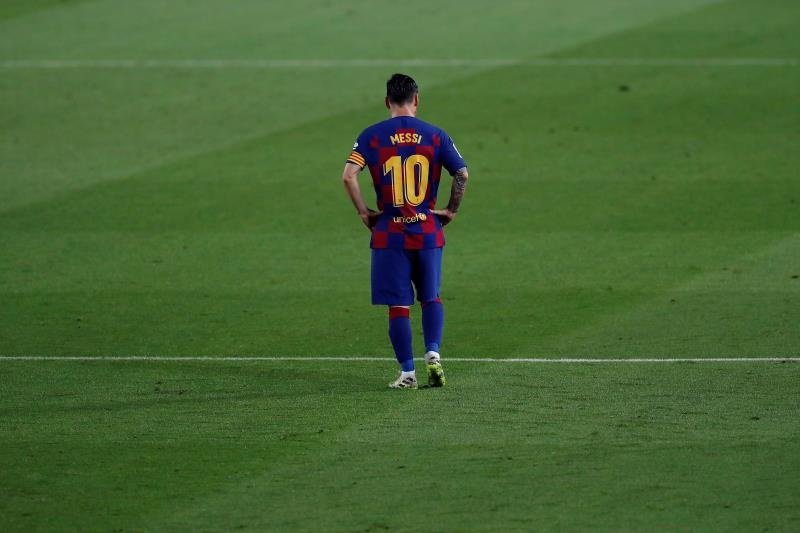 Messi had a conversation with Pep Guardiola. EFE