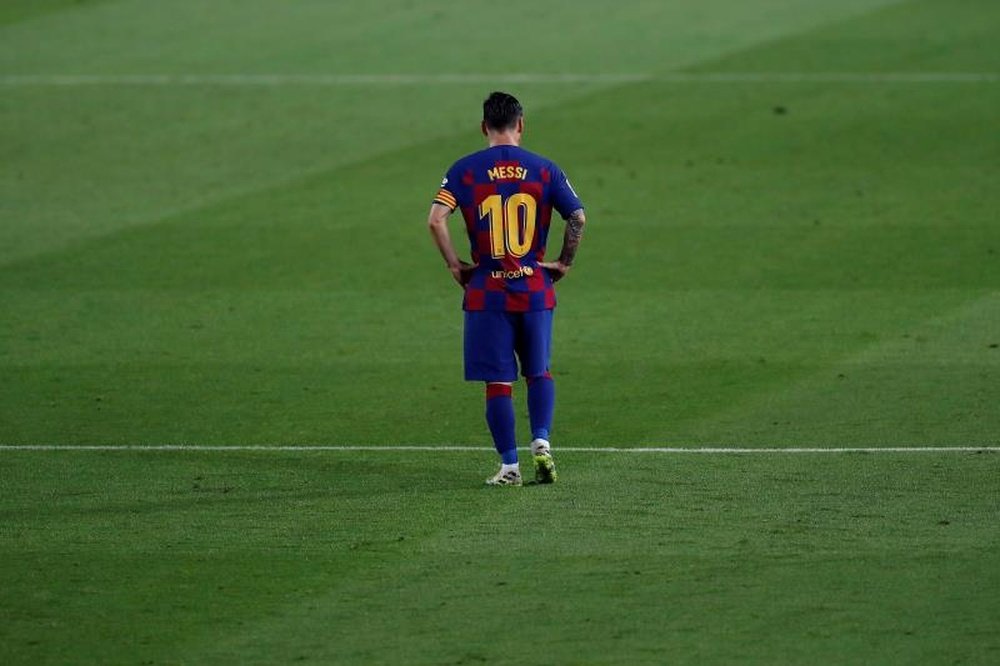 Messi had a conversation with Pep Guardiola. EFE