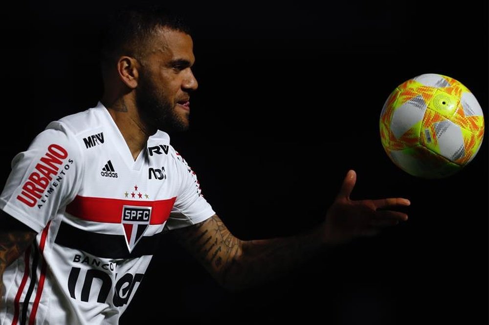 Daniel Alves volta e faz jogo apagado no São Paulo contra o Internacional. EFE/Fernando Bizerra Jr/A