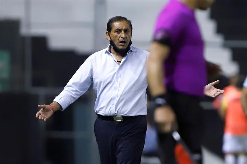 A demissão do argentino Ramón Díaz do comando do Corinthians acrescentou um capítulo dramático à longa lista de treinadores experientes que ficaram desempregados por causa dos resultados fracos ou da impaciência de dirigentes e torcedores com os processos dos clubes na América Latina.