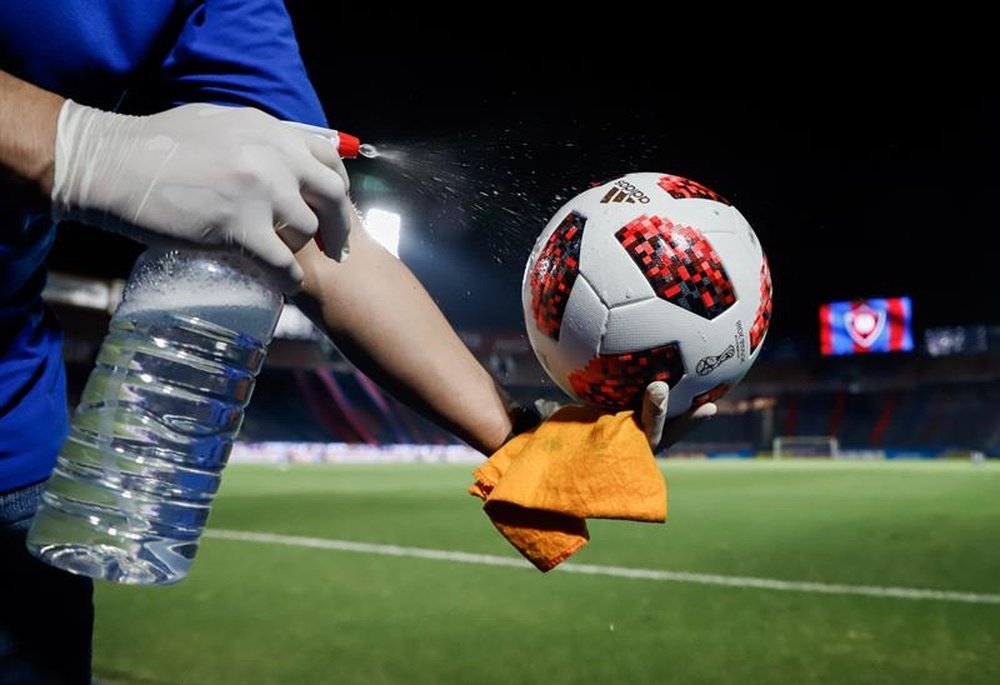 La pandemia está golpeando durísimo al fútbol. EFE/Archivo