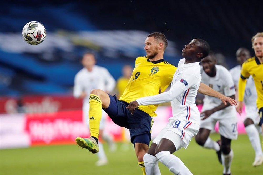 Ferland Mendy seems to have no place in France. EFE