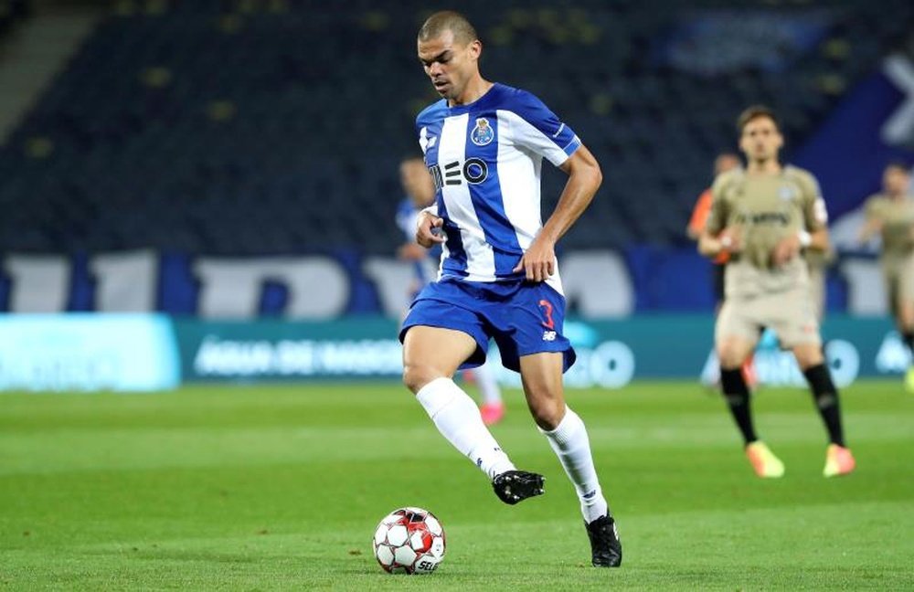 Sancion De 23 Dias Para Pepe Por Su Patada A Un Directivo Del Sporting Sancion De 23 Dias Para Pepe Por Su Patada A Un Directivo Del Sporting