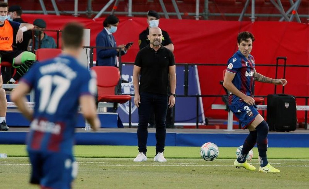 Paco López se lamentó por el gol de la derrota. EFE/Archivo