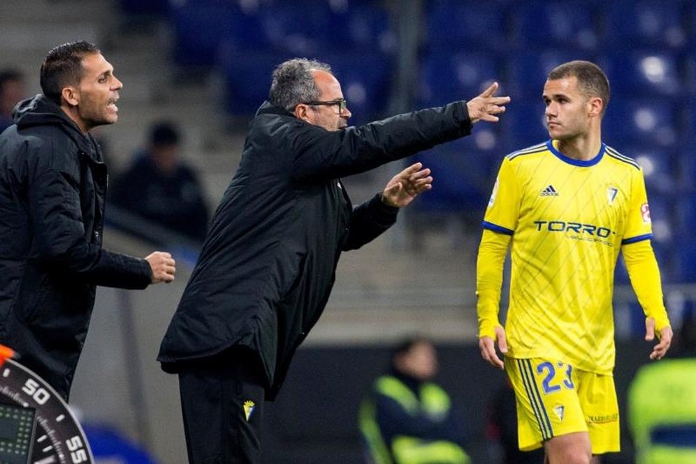 Álvaro Cervera se sinceró sobre el triunfo del Cádiz ante el Madrid. EFE