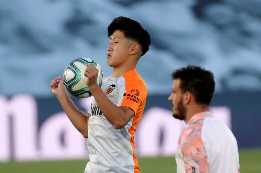 El Valencia y el Granada negocian un trueque entre Kang-In Lee y Eteki. EFE