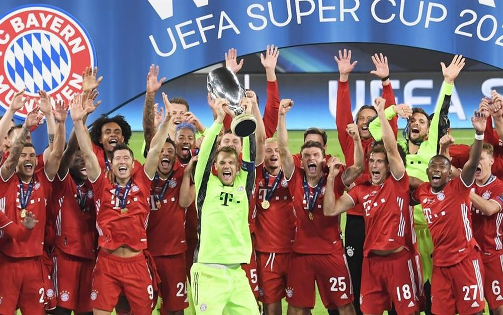Bayern celebra o título da Supercopa após a vitória sobre o Sevilla. EFE/EPA/Attila Kisbenedek