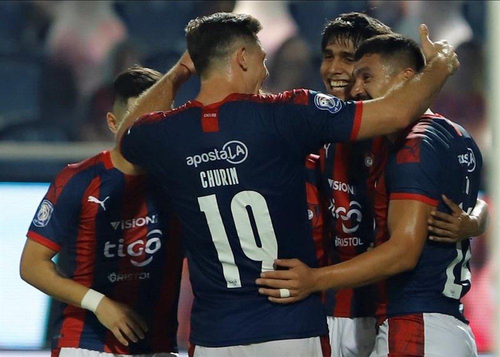 Guaraní y Cerro Porteño fuman la pipa de la paz. EFE