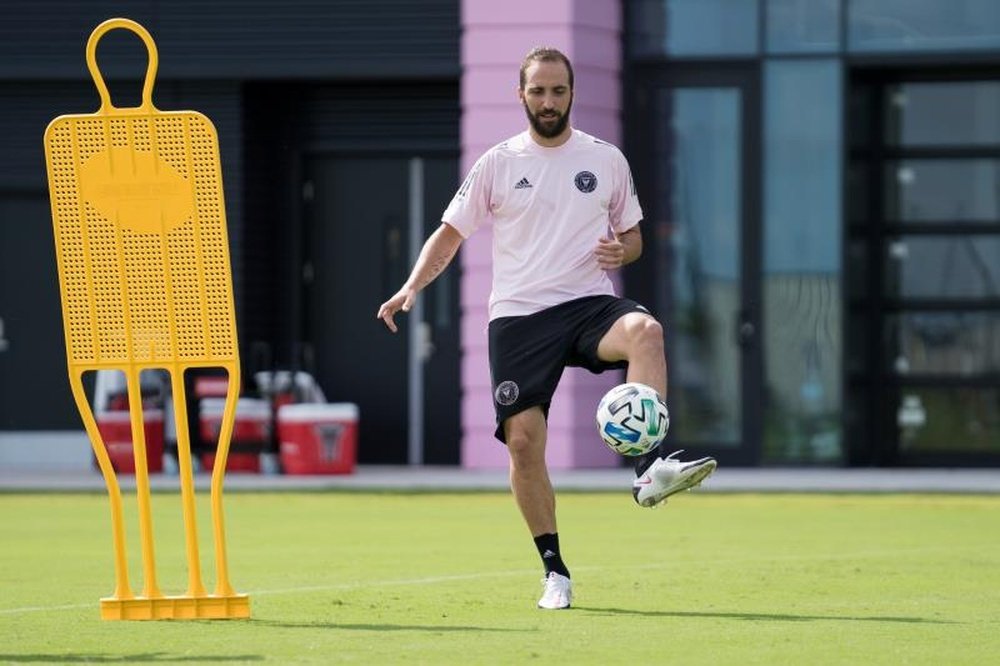 Higuaín destacó el juego de Pedro. EFE