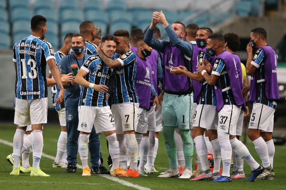 O que acontece com o futebol no RS com a bandeira preta. EFE/Buda Mendes