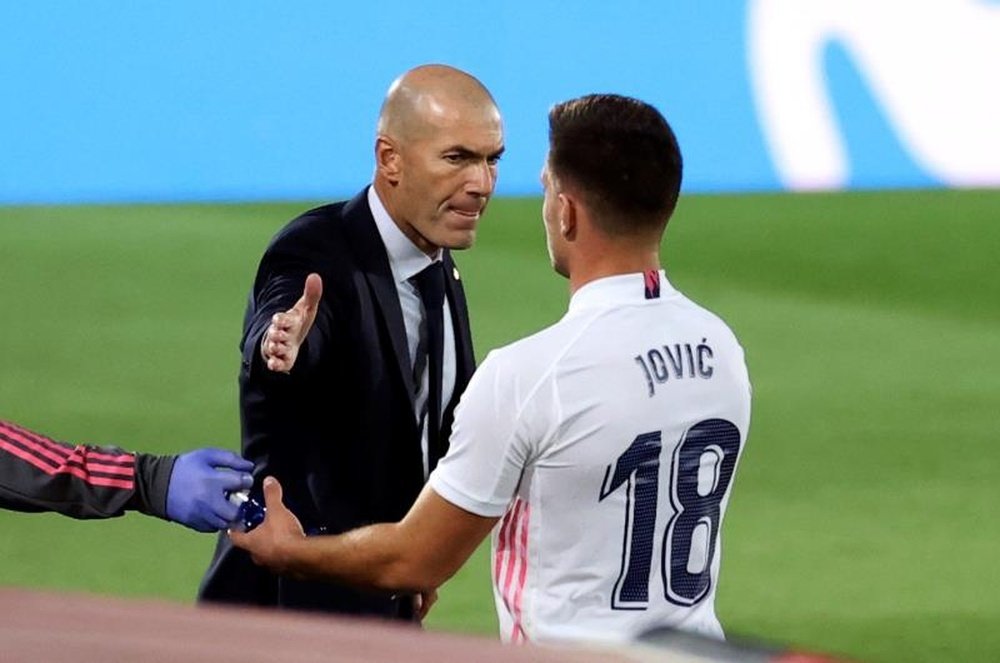 Zidane marea la perdiz con Jovic. EFE