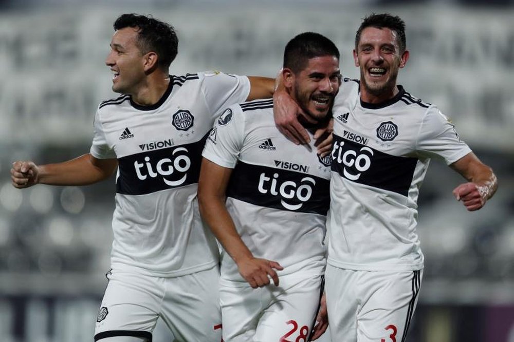 Olimpia rescata un punto en un añadido de locos: ¡dos goles y dos expulsados! EFE