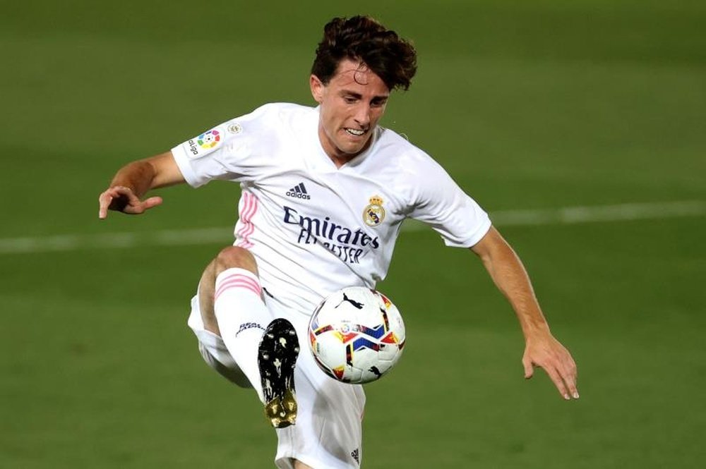 Odriozola could start training at Juventus in December. EFE