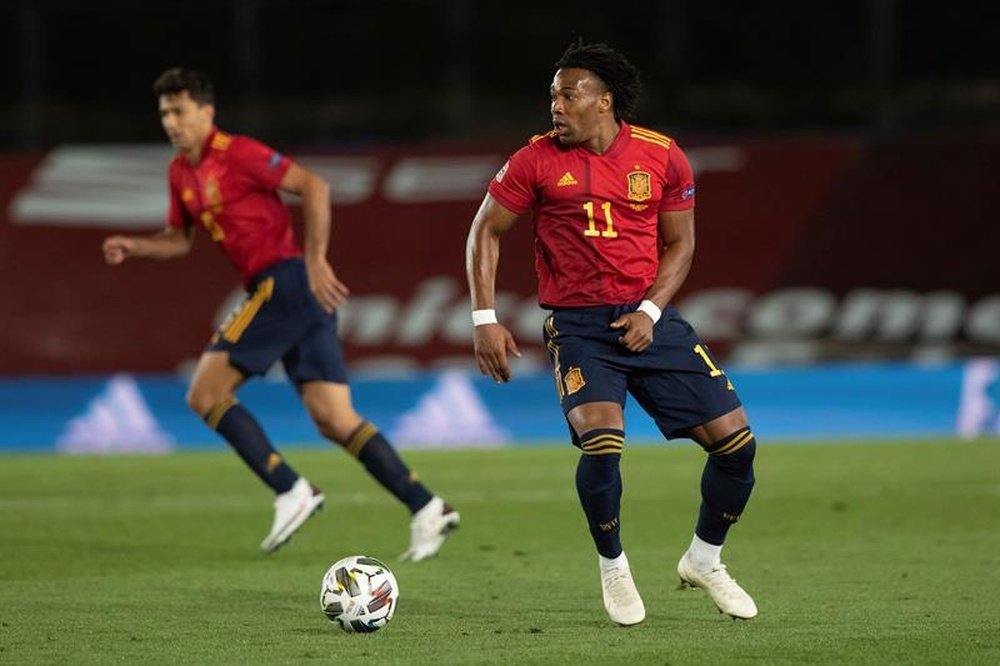 Adama Traoré confesó que su musculatura es su manera de pasar por encima del rival. EFE